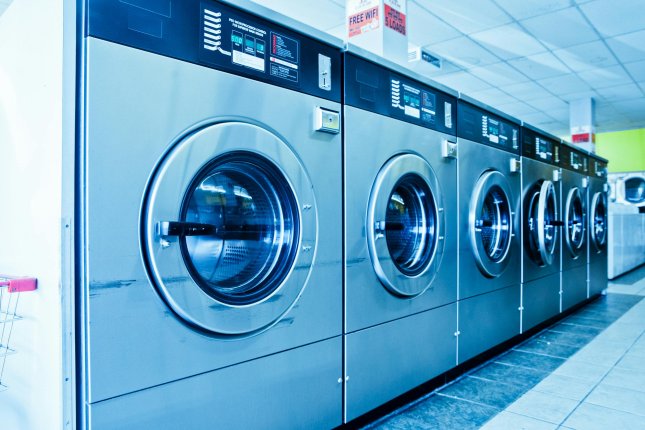 Red industrijskih mašina za pranje u moderno opremljenoj perionici